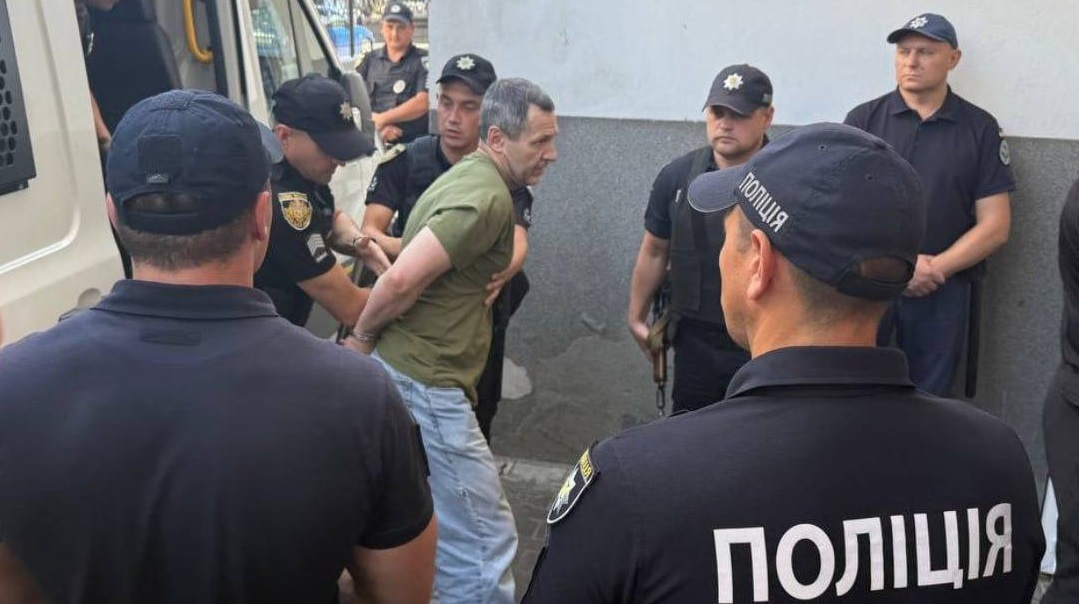 Довеждането на Михаил Сцелников в съда в Лвов. От репортажа на държавната телевизия
